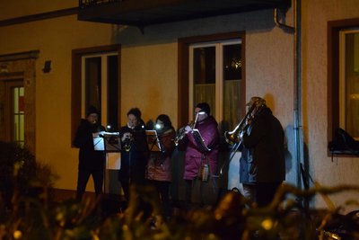 Eine Bläsergruppe musizierte an der Weststraße. Unter einem Balkon standen die Musiker geschützt vor dem Regen.