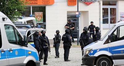 Schwer bewaffnete Polizisten suchten im Juni vergangenen Jahres unter anderem in Limbach-Oberfrohna (Foto) nach dem mutmaßlich bewaffneten Mann, der seiner Ex-Freundin nachgestellt und sie bedroht haben und in das Haus ihrer Eltern eingebrochen sein soll. 