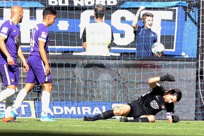 FCE-Torhüter Martin Männel reagiert nach dem vierten Gegentreffer frustriert. 