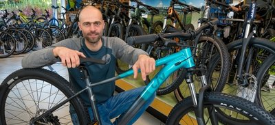 Markus Hauptlorenz zeigt ein beliebtes Mountainbike für Damen in seinem Olbernhauer Fachgeschäft. 
