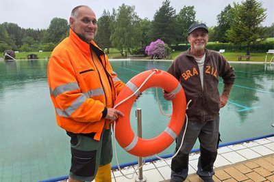 Schwimmmeister René Dietsch (l.) hofft mit Kassierer Peter Kratzert auf viele Besucher zur Eröffnung des Fraureuther Freibades am Samstag.