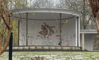 Der beschmierte Pavillon am Schloßteich. 