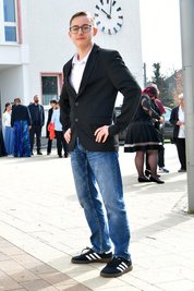 Blaue Jeans, schwarzes Sacko und weißes Hemd, dazu schwarze Turnschuhe. Jason Melzer aus der Klasse 8b, der sein Sachen gemeinsam mit seiner Mutter in Dresden gekauft hat.