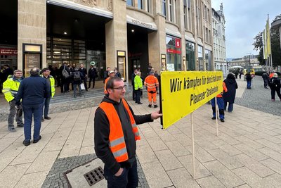 Transparent vor dem Landratsamt: Im Inneren tagten die Kreisräte auch zur Zukunft der Straßenbahn.