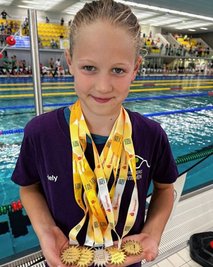 Medaillenhamster: Hely Riedel vom ATSV Freiberg gewann bei der Talentiade in Dresden viermal Gold sowie eine Silbermedaille. 