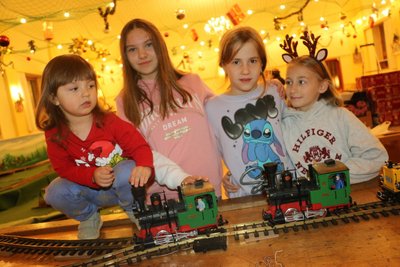 Linus, Amy, Lina und Inaya sind fasziniert von den kleinen Bahnen.