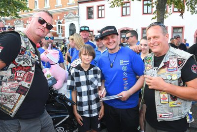 Nico Müller (2. von rechts) bei der Fahrerparade auf dem Frohburger Markt inmitten seiner Fans.