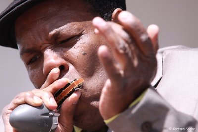 Keith Dunn spielt zum Bluesfestival. 