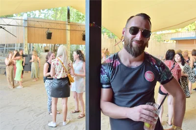 Umgeben von Frauen: Markus Fiedler traute sich am Samstag trotzdem in die Spinnerei.