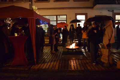 Besucher wärmten sich an einer Feuerschale.