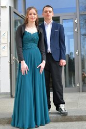 Elena Braun aus der Klasse 8b – auf dem Foto mit ihrem Freund Ben Reinsberg – setzte auf einen Traum in Türkis, darüber ein Bolero-Jäckchen. Elena hat ihr Kleid bei Festtagsmoden in Brand-Erbisdorf gekauft.