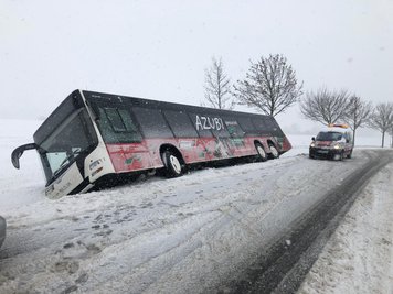 Bei Frankenberg rutschte dieserBus in den Graben. Die drei Insassen konnten den Bus mit Hilfe von Kollegen eines Abschleppdienstes verlassen. Ein 89-Jähriger wurde leicht verletzt.