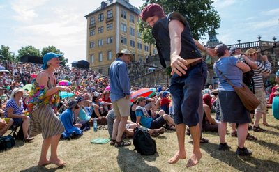 Trotz brütender Hitze wurde beim Festival für Roots, Folk und Weltmusik in Rudolstadt tausendfach vom Mittag bis in die Nacht hinein getanzt - wie hier bei einem Konzert auf der Heidecksburg.