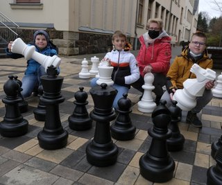 Colette Phenn, Vereinsvorsitzende des Schachclubs Reichenbach, schenkte der Dittesschule Schachfiguren für ihr leeres Spielfeld. 
