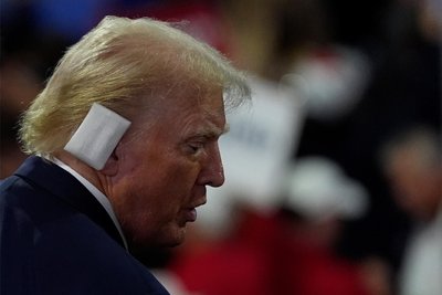 Donald Trump während des Republikaner-Parteitags am Dienstag: Am Ohr trägt er nach dem Angriff einen Verband.