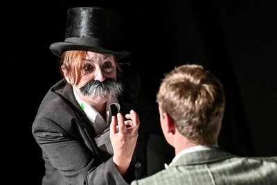 Das Kammerspiel „Der Process“ nach Franz Kafka bietet intensive Szenen.