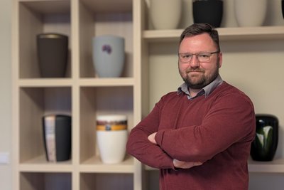 Bestattermeister Robert Kümmeritz aus Zwönitz arbeitet für das Oelsnitzer Unternehmen Hahn. Er setzt sich für den Aufbau von Strukturen in Sachsen ein, bei denen Bestatter etwa nach Naturkatastrophen ehrenamtlich zum Einsatz kommen.