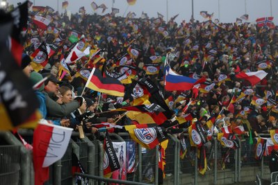 15.000 Zuschauer haben die Springen in der Vogtland-Arena verfolgt.