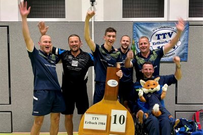 Die Tischtennisspieler des TTV Erlbach bejubeln den 10:5-Erfolg gegen den VfB Lengenfeld II.