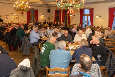 Fast 100 Gäste kamen zum Unternehmerstammtisch auf den Pöhlberg, um sich über aktuelle Herausforderungen auszutauschen.