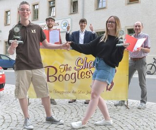 Das junge Trainerteam Eric Eckelmann und Elisa Auerbach vom Kleinwaltersdorfer SV wurde mit dem Nachwuchsförderpreis der Sparkasse Mittelsachsen, übergeben von Vorstand Dirk Helbig (M.), geehrt. 