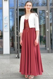 Bella Meusel aus der Klasse 8a in einem dunkelrotem Maxikleid, darüber ein kurzer Blazer in weiß. Bella hat ihr Festkleid gemeinsam mit ihern Eltern ebenfalls bei Fest- Brautmoden in Brand-Erbisdorf gekauft.