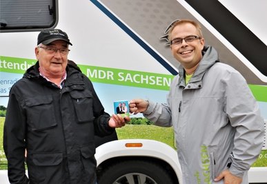 Der Oederaner Ralph Quandt (l.) bekam von MDR-Moderator Alexander Schubert ein kleines Präsent überreicht. 