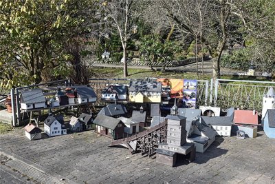 Saisonstart im Klein-Erzgebirge Oederan: Eine erste Fuhre überarbeiteter Modelle ist in der Freianlage aus der Werkstatt angekommen.
