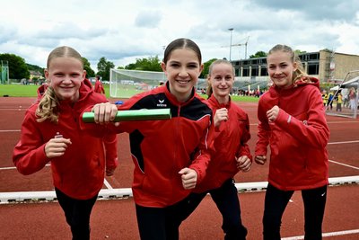 Luna Daßler, Maily Martina, Stella Steckel und Svea Seidel (von links) holten als Staffelzweite eine von 18 Medaillen für den SV Vorwärts Zwickau bei der Regionalmeisterschaft.