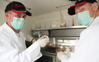 Dennis Seifert (links) und Udo Helbig von der Johanniter-Unfallhilfe haben am gestrigen Sonntag am Auer Helios-Klinikum frische Kartoffelsuppe an Pflegepersonal und Ärzte verteilt. 