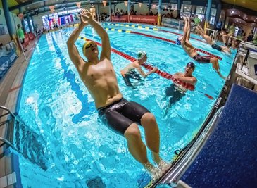 Vor vier Jahren war unter anderem Niklas Uhlig (vorn) für das Schwimmteams Erzgebirge am Start. Nach langer Corona-Pause sind die Gastgeber nun auch am Wochenende bei der 25. Cup-Auflage zahlreich vertreten.