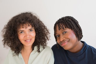 Olaolu Fajembola (links) und Tebogo Nimindé-Dundadengar sind Autorinnen des Buches «Gib mir mal die Hautfarbe»