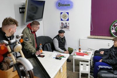 Im ehemaligen Gornsdorfer Blumenladen haben die Vereinsmitglieder neben ihrer Werkstatt auch einen Tresen und eine Sitzecke untergebracht.