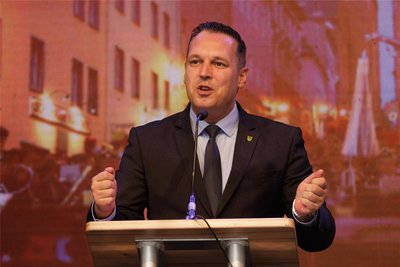 Erstmals spricht nun Landrat Rico Anton (CDU) zu den Zukunftsaussichten des Erzgebirgsklinikums, exklusiv mit der „Freien Presse“. Anton lässt keine Zweifel daran, dass er hinter Geschäftsführer Koch steht.