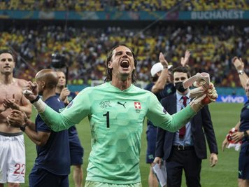            Der Schweizer Torwart Yann Sommer jubelt nachdem er den entscheidenden Schuss im Elfmeterschießen gehalten hat.