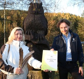 Torsten Störmer und seine Lebensgefährtin Silke Vaupel beim Besuch des Tierparkes in Waschleithe. Dabei wurde die Patenschaft für einen Uhu übernommen. 