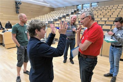 Zukunftskonferenz der Grünen in Freiberg: Dana Ritzmann von der Unternehmenskommunikation des Solarmodul-Herstellers Meyer Burger diskutierte mit Teilnehmern über Möglichkeiten regionaler Solarmodulherstellung.