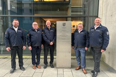 Robert Kümmeritz (v. l., Einsatzleiter BDB Notfallteam Sachsen), Friedrich Hahn (Stellvertretender Innungsobermeister Sachsen) Tobias Wenzel (Innungsobermeister) Marco Klöber (Landeskoordinator BDB Notfallteam Sachsen) und Markus Maichle (Vizepräsident des Bundesverbands Deutscher Bestatter) bei einem Termin im Sächsischen Innenministerium.