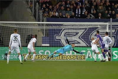 Das 1:0 für Aue: Omar Sijaric trifft aus 16 Metern ins Eck.
