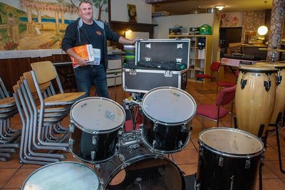 Peter Merker, Vereinschef der Oederaner Blasmusikanten, mit Instrumenten des Ensembles. Ein Probenraum wird händeringend gesucht.
