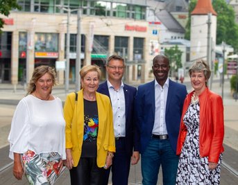 Rotarychef Ralf Schmidt (Mitte) mit den vier Vertretern der Preisträger: Ines Meier vom Radkultur-Zentrum Vogtland, Elke Thoß vom Kinderspielhaus Grünbach, Michel Frenzel-Assih vom Verein Kekeli Togo aus Hof und Andrea Sachs vom Internationalen Frauentreff Plauen und Vogtland (von links).