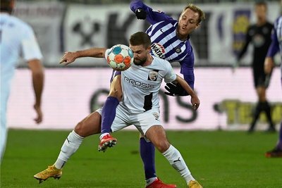 Ben Zolinski (rechts, hier gegen Marc Stendera) hatte gleich nach zwei Minuten eine Riesenchance für den FC Erzgebirge Aue. Er scheiterte aber am Gästetorwart.