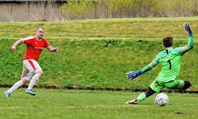 Der bärenstarke Rico Bär überwindet den Oberfrohnaer Keeper Kevin Claus zum vorentscheidenden 4:2 für Lichtenstein. 