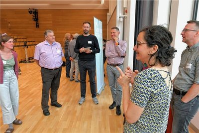 Kristina Wittig (vorne rechts) von der Genossenschaft „Wir machen Energie“ in Mittelsachsen leitete einen Workshop zur Bürgerbeteiligung an der Energiewende.