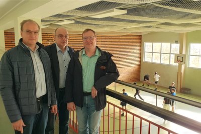 Tobias Jaster vom Gebäude- und Flächenmanagement, Schulleiter Jens Gernegroß und Bauleiter Rico Fiedler (v.l.) in der Turnhalle.