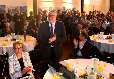 Der Saal singt "Happy Birthday", Empfang zum 65. Geburtstag von Mittelsachsens Landrat Mattias Damm (CDU), hier mit seiner Frau Ulrike und Ministerpräsident Michael Kretschmer (r.) am Tisch, im Wasserkraftwerk Mittweida.