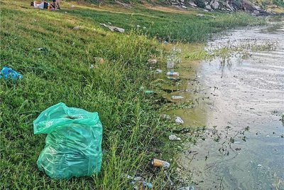 Am Ufer des Flusses San Antonio sind die Abfallsäcke schnell gefüllt. Plastikflaschen, Bonbonpapier, Dosen und Bierdeckel liegen im Gras des Badestrandes. 