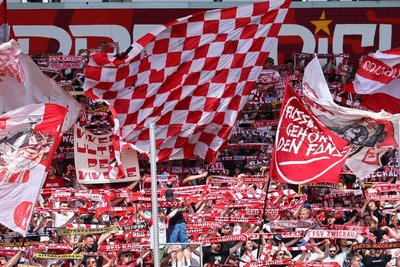 Das Motto „Fußball gehört den Fans“, das sich bereits zu Drittligazeiten gegen Montagspiele wandte, trug 2023 zur Vereinsrettung des FSV bei.