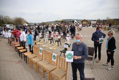 300 leere Stühle und einige gedeckte Tische vor dem Crottendorfer Räucherkerzenland standen am gestrigen Freitag sinnbildlich für die prekäre Lage von Gastronomen und Hoteliers infolge der Corona-Krise