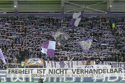 Die Fans feuerten ihre Mannschaft 90 Minuten lang an - und hatten auch etwas zu kritisieren, wie man lesen kann.